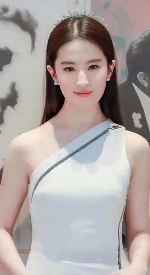 刘亦菲换了风格?这样的装扮出门,仙女形象顷刻间垮掉