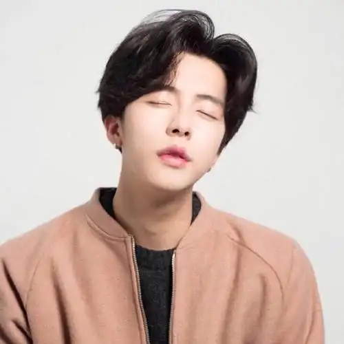 长脸男生剪了中分发型后,在视觉上缩短了脸型比例,穿上条纹衬衫,看