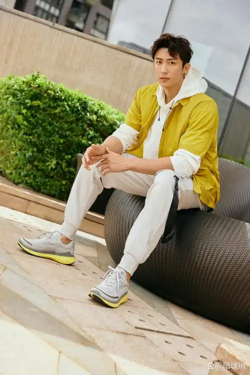 黄景瑜白色卫衣搭配黄色外套白色裤子参加品牌活动,真的是太帅气了,好