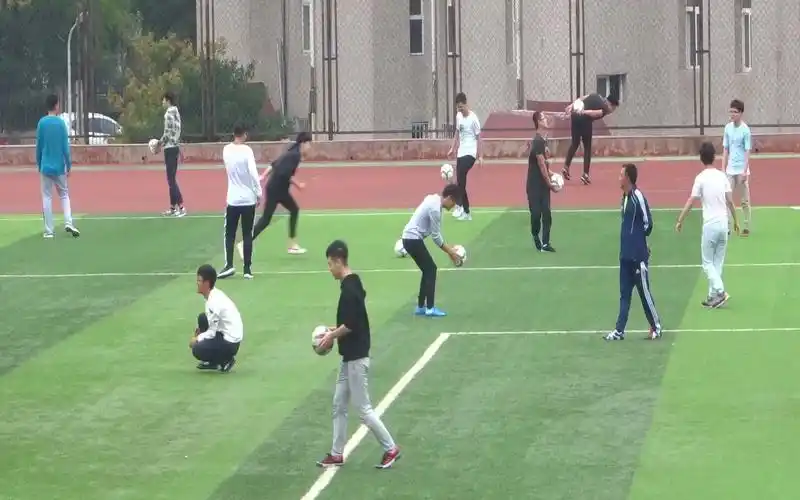 青岛大学浮山校区2017年10月10日周二2016级体育课