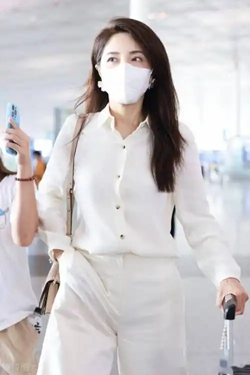 街拍:曾黎雪纺衬衫 白色阔腿裤 单肩包轻松利落_上海_机场