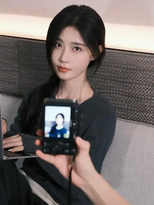 陈意涵estelle超话#意瞬间#  曦光漫洒,时光悠然,小陈总@陈意涵