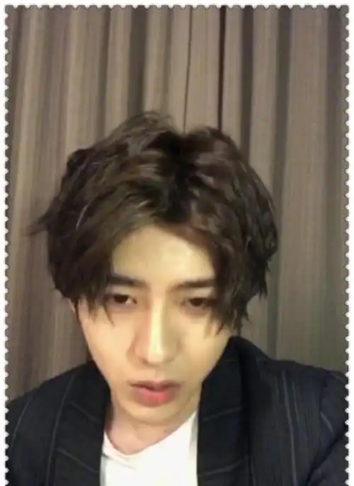 蔡徐坤直播,不化妆,不美颜,无滤镜,网友:早这样就不黑你了