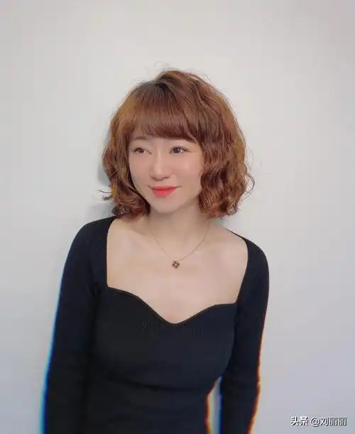 头发少适合什么发型女(50多岁的姐姐做款纹理烫) - 百百科