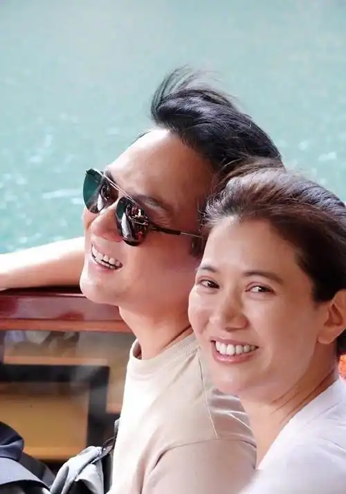 袁咏仪晒旅游照与老公张智霖亲密合影被围观网友心疼魔童