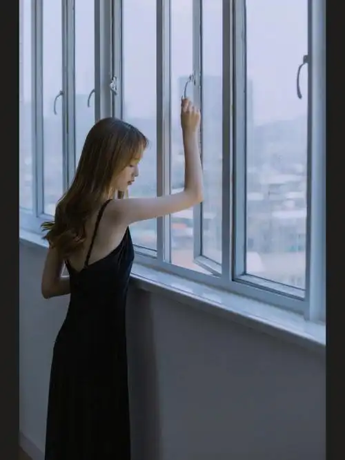 清幽少女伤感文艺写真‖我的天空今天有点灰→611595窗台清冷