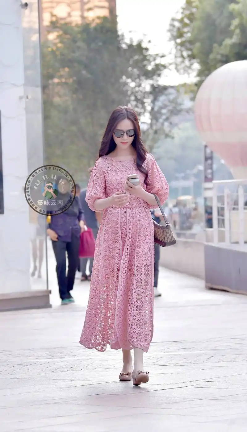 街拍粉色镂空连衣裙