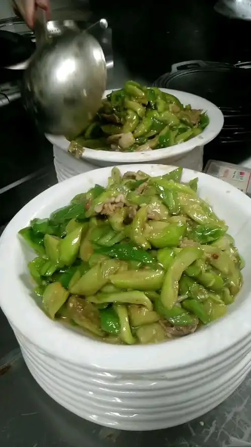 看看老师傅炒的丝瓜炒青椒就是不一样,盛菜动作太快了,五秒两盘菜,没