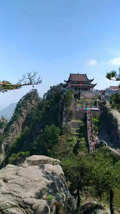 4米.九华山是中国四大佛教名山之一,地藏王菩萨的道场.