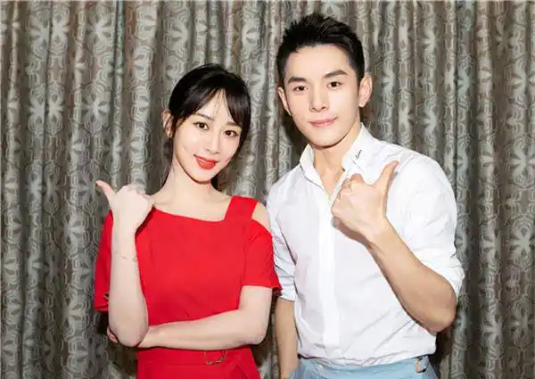 杨紫跟谁合影都是微微一笑,唯独跟他例外,难怪两人会传绯闻?