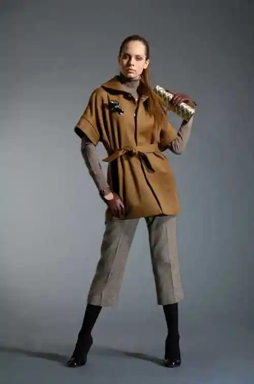 正摆着造型的金发模特