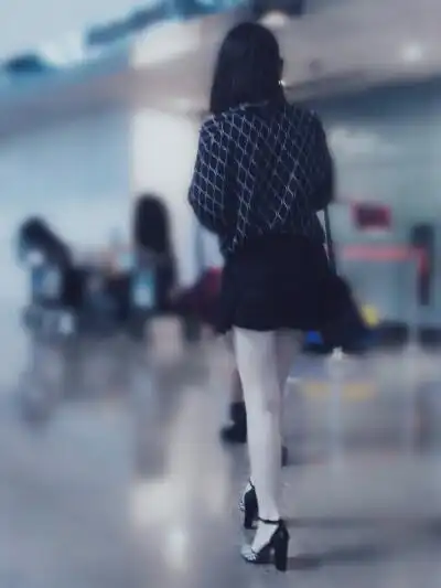 这背影……cr:戚薇的四根锁骨