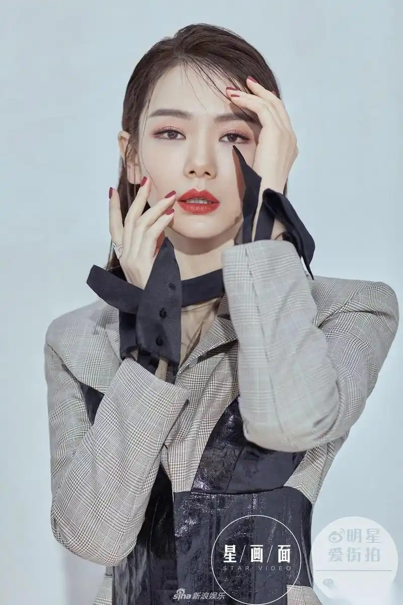 戚薇《星画面》大片曝光,留着优雅长发的戚薇,拥有着令人为之心醉的
