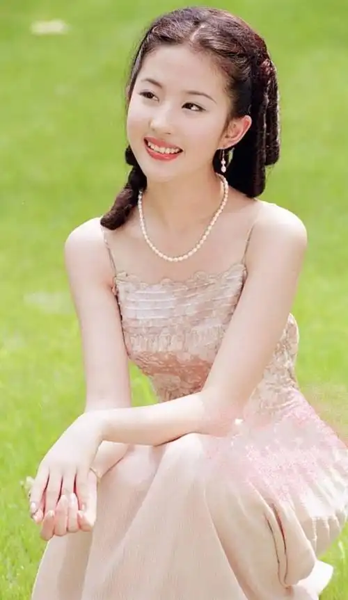 刘亦菲19岁时的照片真惊艳上好莱坞大刊封面却撞脸了54的巩俐