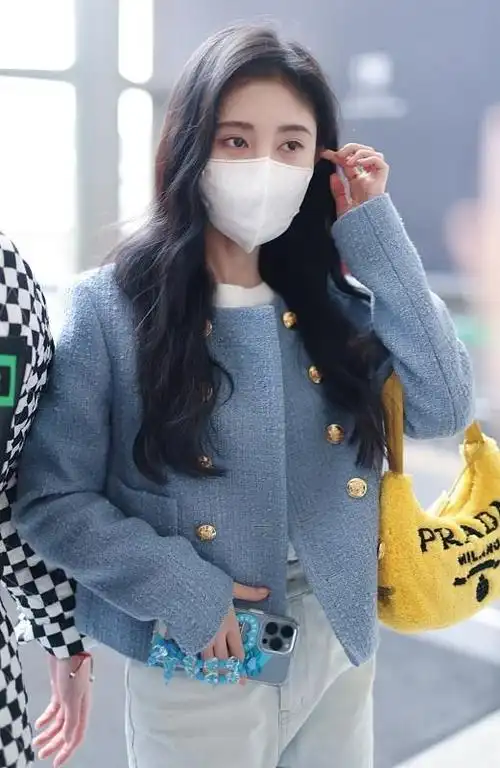 鞠婧祎个子不高时尚感挺强小香风外套配白t小个子快跟着学