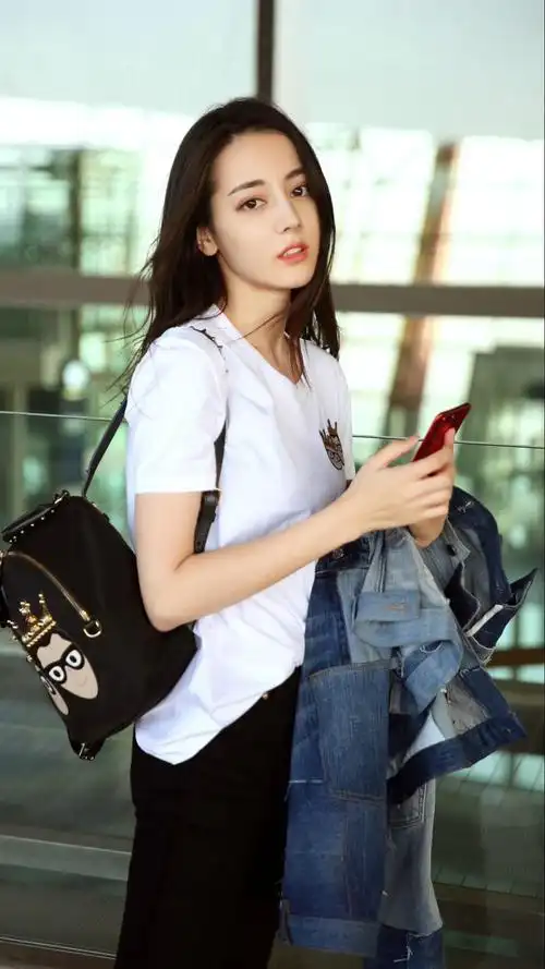 美女明星迪丽热巴机场写真