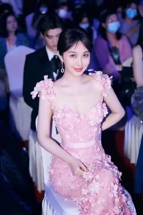 李菲儿黑天鹅造型##李菲儿花瓣裙