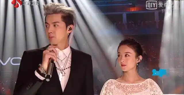 赵丽颖吴亦凡合唱想你,吴亦凡暖心拥抱,两人白色球鞋亮眼了!