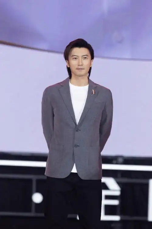 谢霆锋@锋味闪现长沙灰色西装剪裁利落,蕴蓄独有"锋"芒.