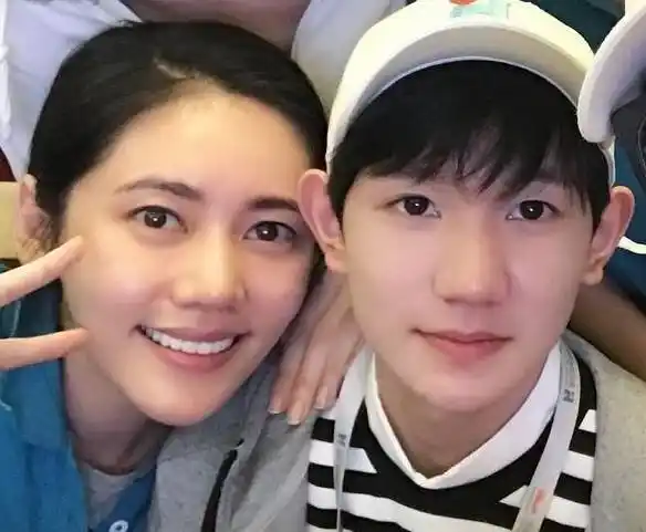 王源被女生搭肩显尴尬,唯独和她合影时笑的腼腆!