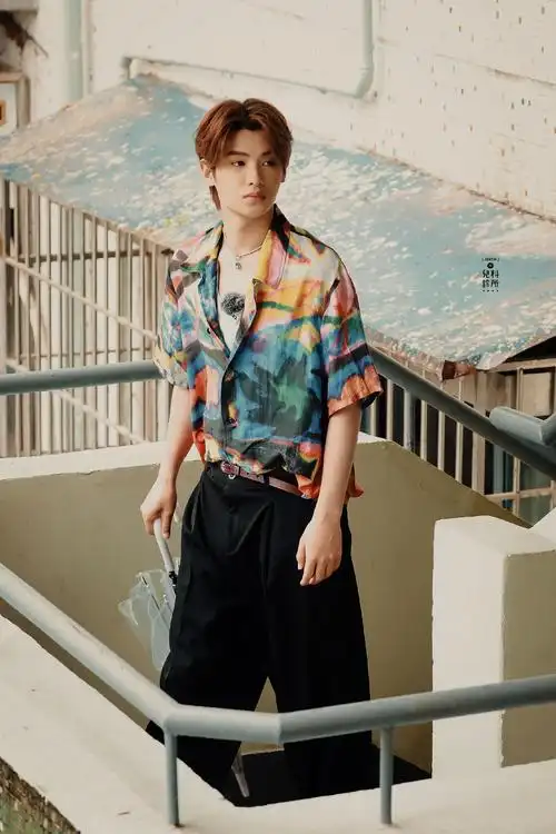 黄明昊花衬衫饭拍港风氛围感拉满