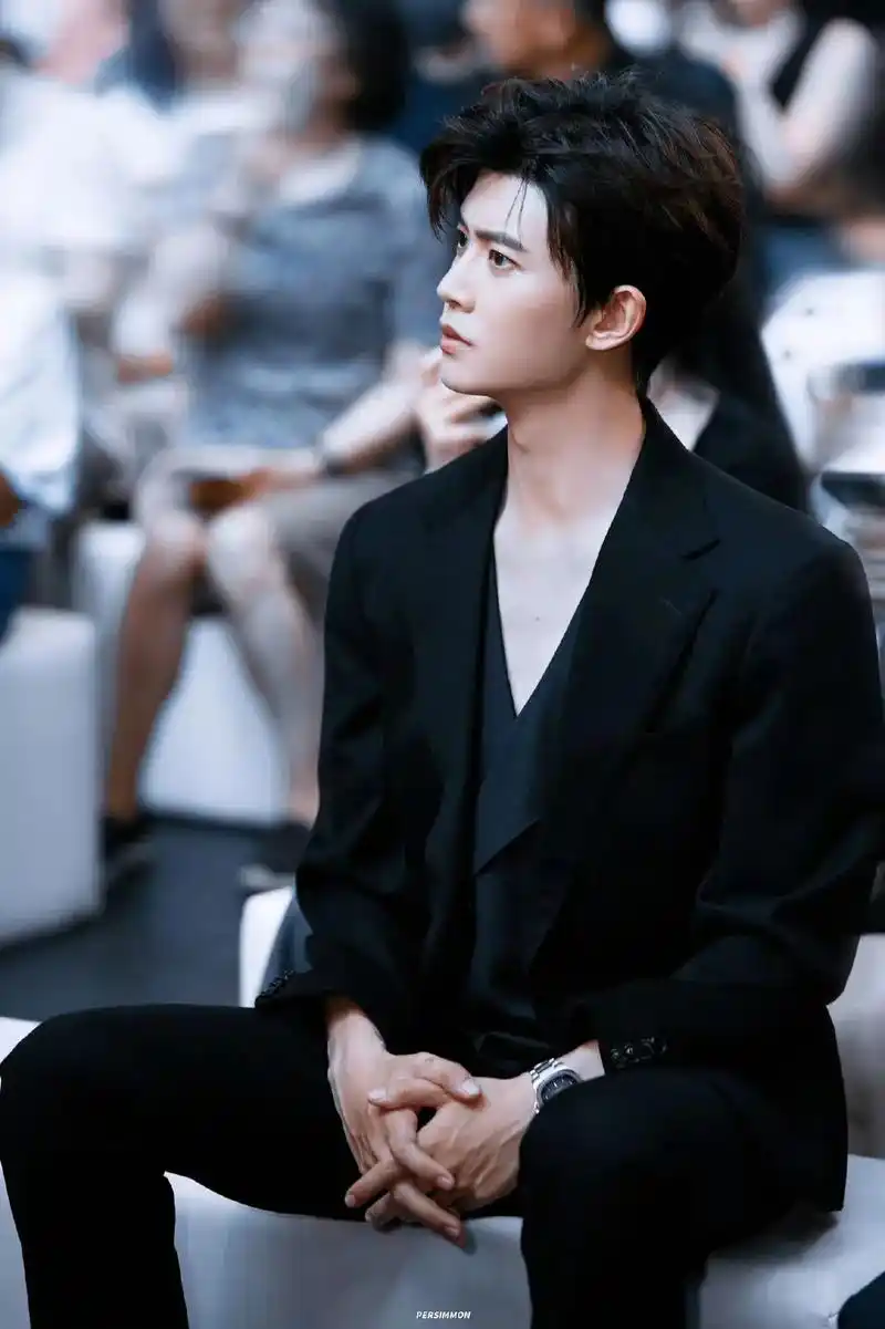 今天的你格外好看#任嘉伦v领西装 #任嘉伦 - 抖音