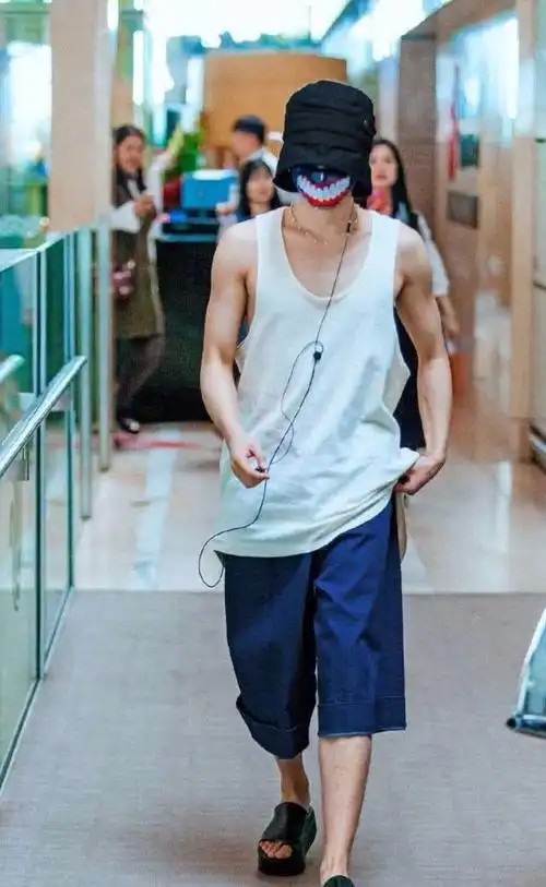 湖南卫视晒出华晨宇帅照,网友:每天唯一的腿部运动,跪舔颜值!