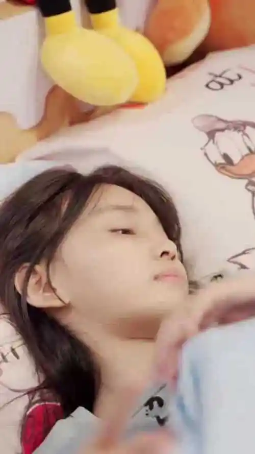 素颜镜头下的宋小睿越看越感觉漂亮怪不得是省里最大的网红