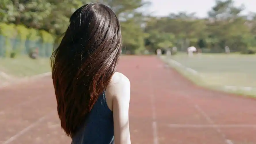 夏天,运动场,操场,跑道,漂亮女生,背影,长头发,唯美,桌面壁纸