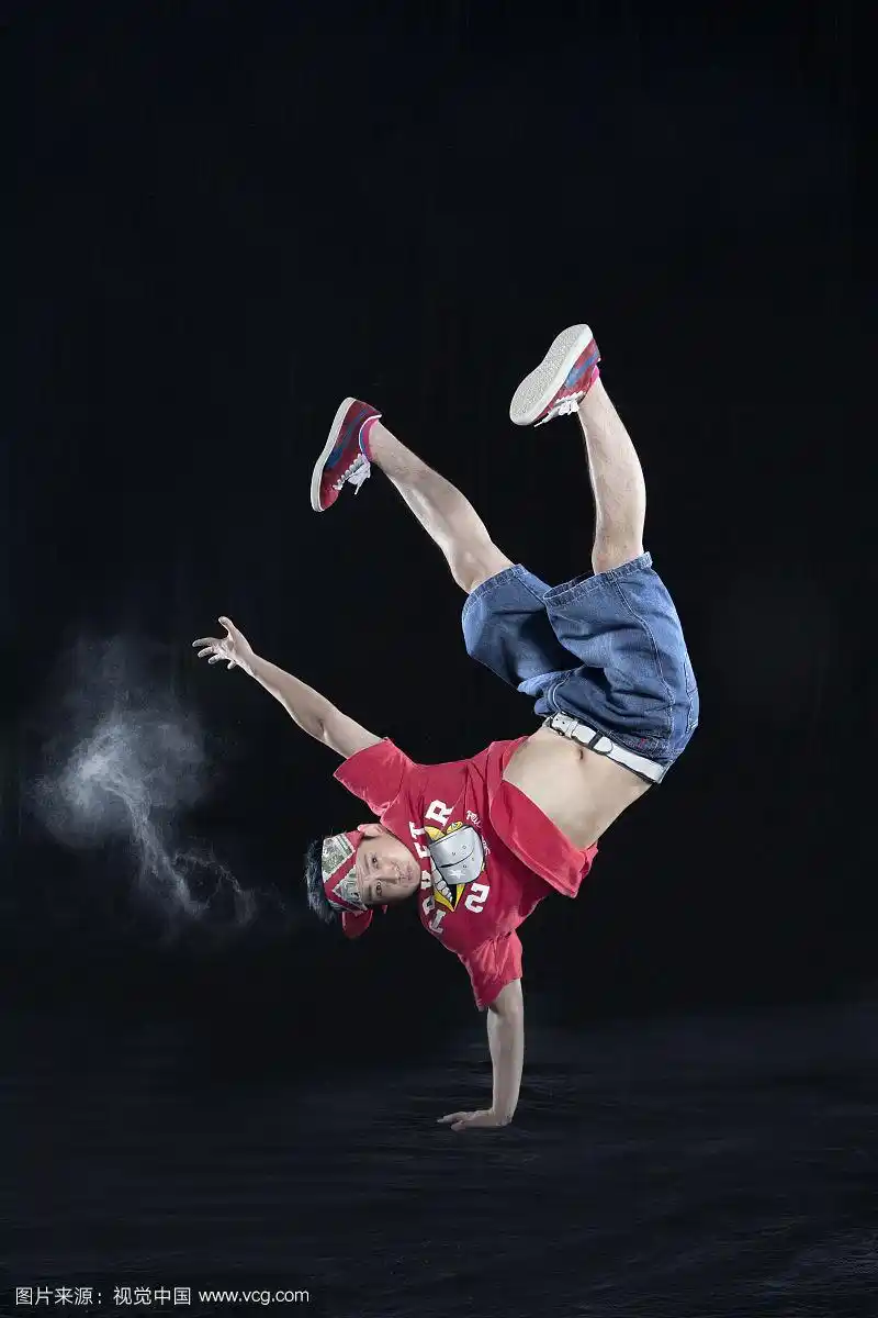 正在跳街舞的潮流男士