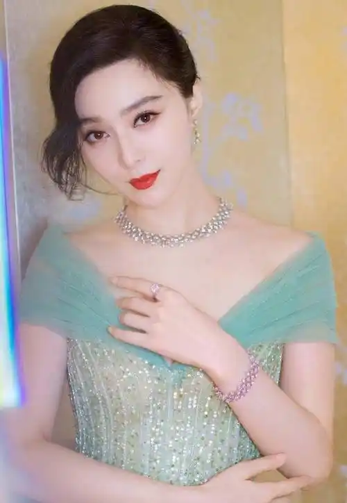 呼声很高的是范冰冰和angelababy