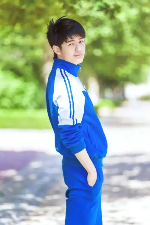 刘昊然校服照网络疯传 引追忆年少时光