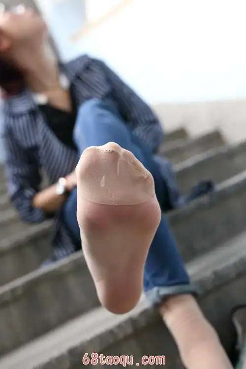 学生美足网:牛仔裤の丝袜脚