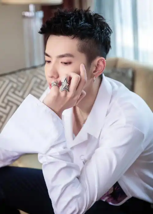 最想邂逅的白衬衫爱豆#当你邂逅穿着白衬衫的吴亦凡——干净清爽