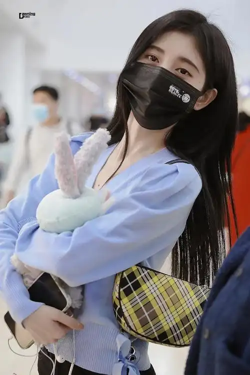 20210406机场来啦今天是蓝色小祎05宝子抱星黛露太可爱了01