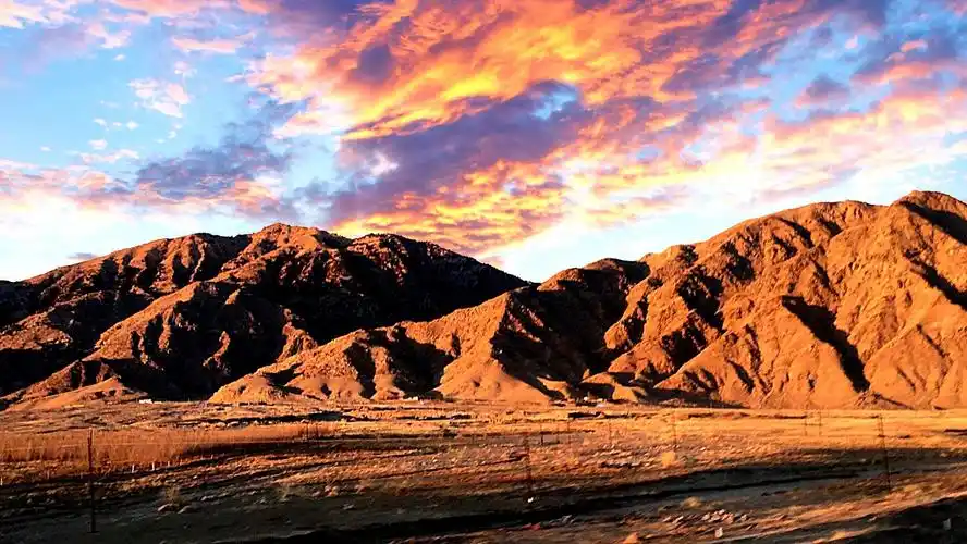 阴山山脉/放飞梦想(内蒙古 巴彦淖尔)