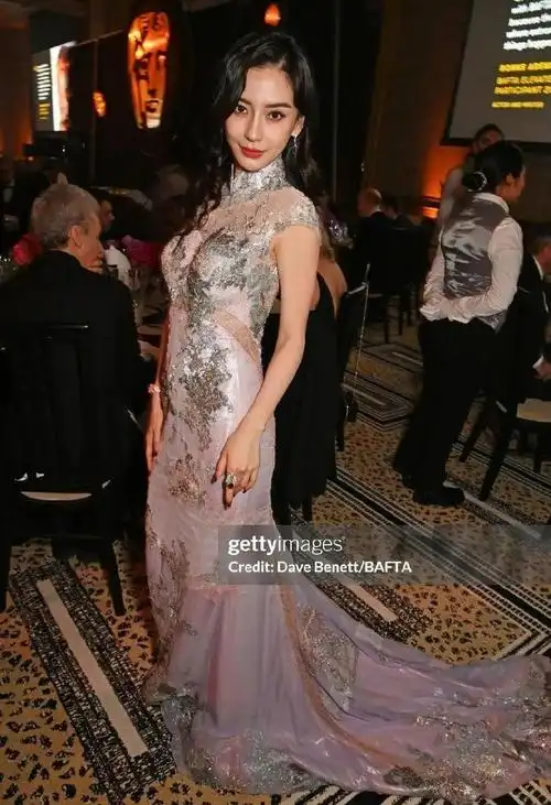 杨颖复出变"环大陆毯星"?现身伦敦,迪拜走红毯,登杂志