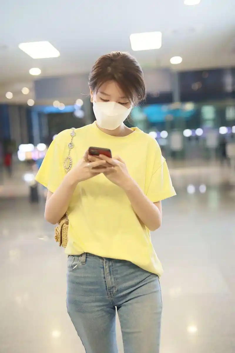 乔欣街拍:t恤牛仔裤jimmy choo老爹鞋 清爽靓丽