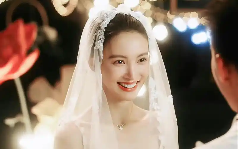 金晨身着beautecommetoi柏蒂塔婚纱奔赴热播甜剧《炽道》幸福生活