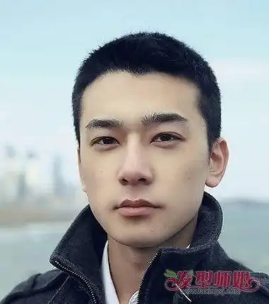 男生剃鬓角平头短发发型,方脸型头型也有棱角,就适合平头短发,而不是