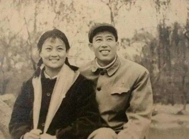 演员文兴宇:一天两三包烟,患癌去世15年,遗孀的坚持让人泪目