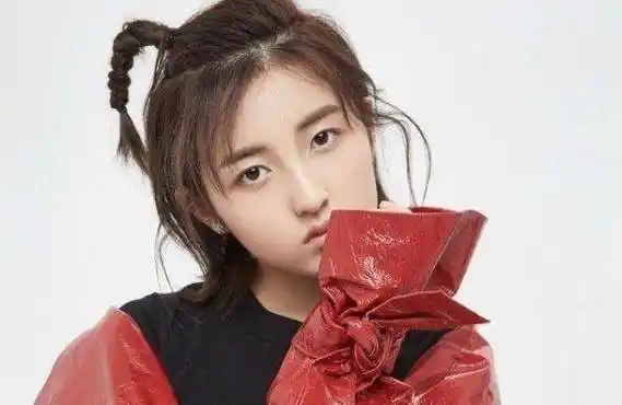 荣梓杉:张子枫戏里戏外反差很大,张子枫在剧中和生活中有何区别?