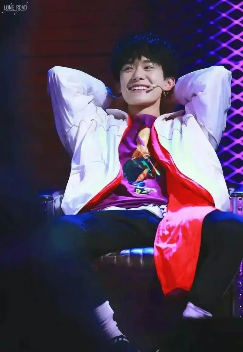 想念舞台玺了.#易烊千玺 比起偶像我更觉得他是我素未谋面的朋 - 抖音