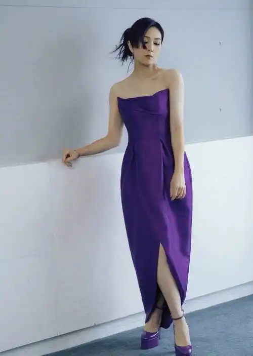 杨千嬅出席央视财经晚会 紫色抹胸造型温婉大气_魅力_礼服_气息
