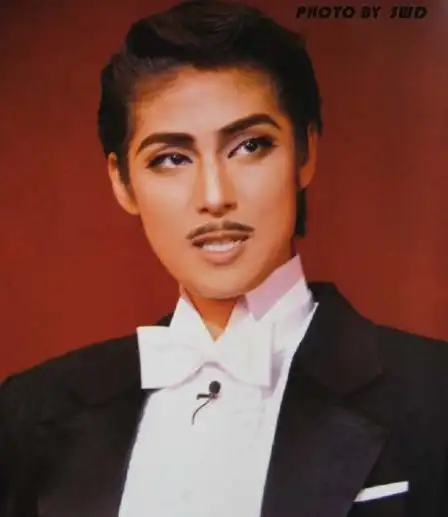 日本著名女艺人,前宝冢歌剧团成员.