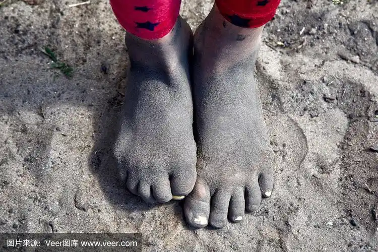 肮脏的脚在泥里