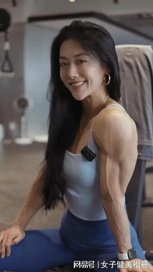 为她的颜值和质感肌肉所倾倒中国高质量金刚芭比拿铁笛子