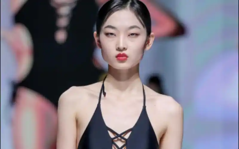 大学生性感比基尼走秀