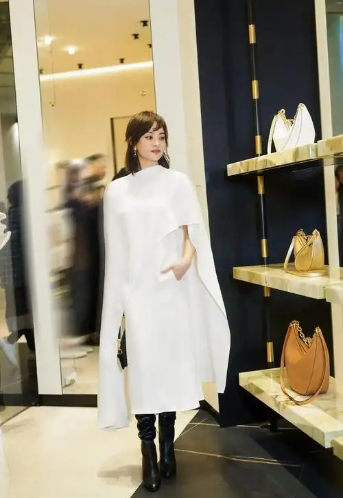 孙俪线下活动美出新高度妆容发型礼服都在线比以前好太多