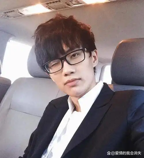 不愧是qq音乐三大巨头之一消失5个月的许嵩仅用6字让网络瘫痪